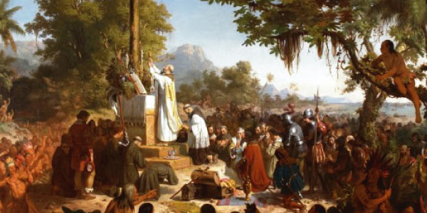 Padre celebra com índios ao redor a primeira missa celebrada no Brasil durante a colonização.