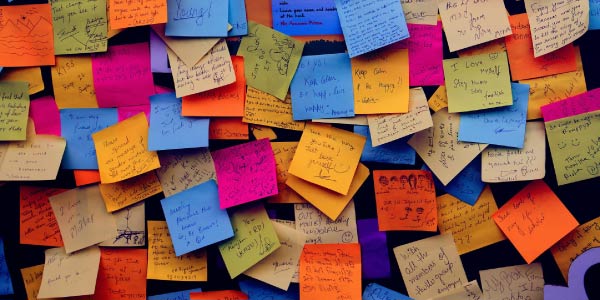 guia da redação nota mil: vários post-its coloridos com ideias colados