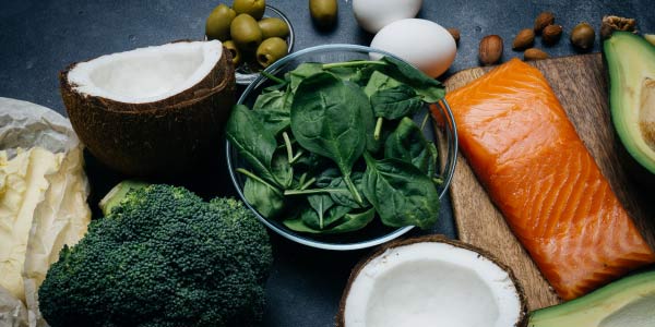 exemplo de alimentos ricos em proteínas, como carnes, peixes, ovos e alguns vegetais na bioquímica