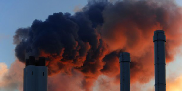 poluição do ar retratada por chaminés industriais lançando gases na atmosfera