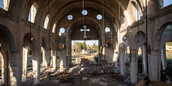 igreja destruida representando o ataque comunista