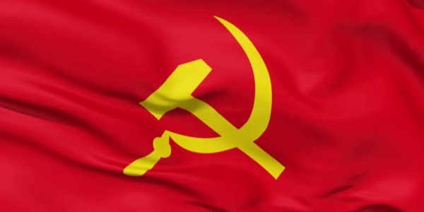 imagem da bandeira comunista, vermelha e com os símbolos do martelo e da foice