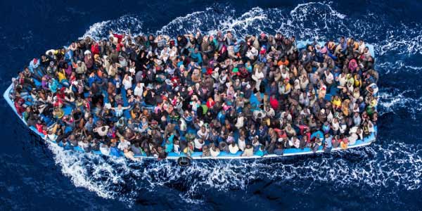 Pessoas dentro de um barco com diferentes culturas migrando para outro país, movimentos migratórios