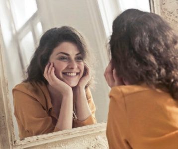 pessoa refletindo para saber se seconhece