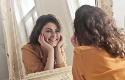 pessoa refletindo para saber se seconhece