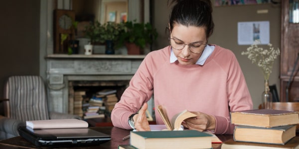 Como-aprender-matemática-sozinho_menina_estudando_em_local_adequado