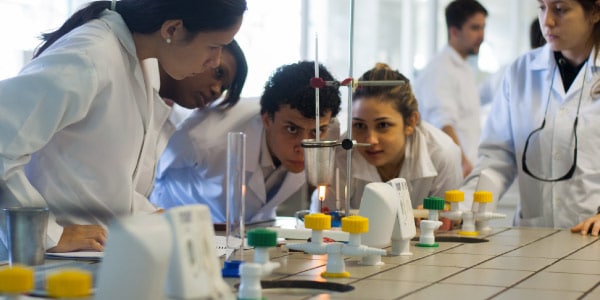 O-que-é-Biomedicina-Estudantes-em-laboratório