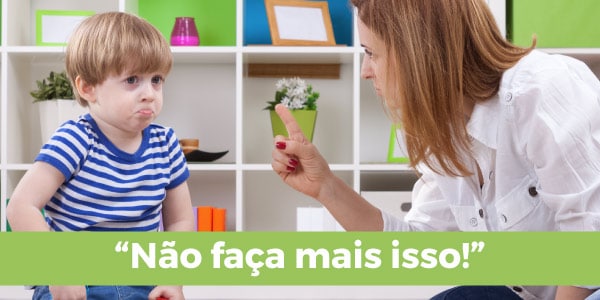 mãe-corrigindo-o-filho