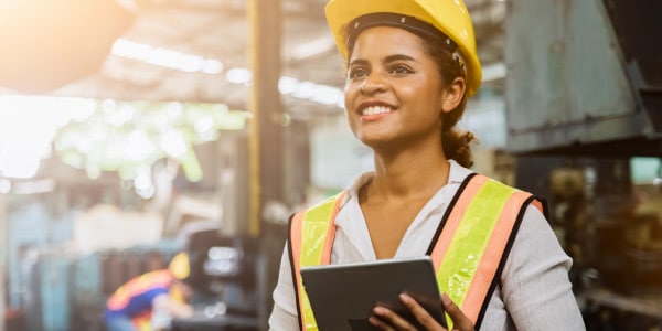 Diferença-entre-tecnólogo-e-bacharelado-Menina-formada-em-tecnólogo-trabalhando