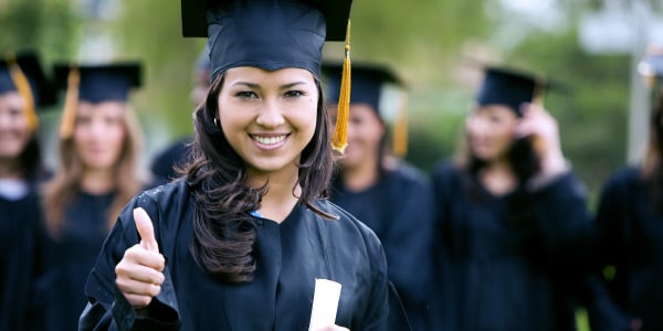 Diferença-entre-tecnólogo-e-bacharelado-Menina-formando-de-beca-recém-bacharel