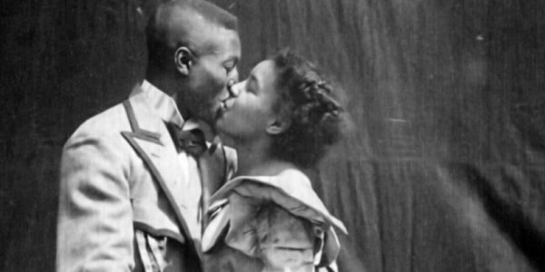 Resumo-de-úrsula-de-maria-firmina-casal-protagonista-se-beijando-com-roupa-de-época-úrsula-e-tancredo
