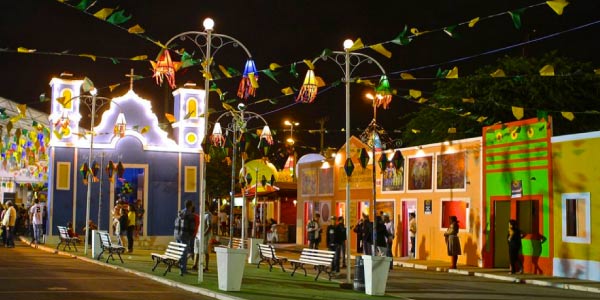 Imagem-de-igreja-no-centro-e-festa-e-decoração-em-volta