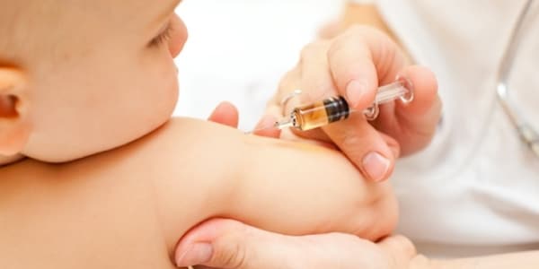 Imagem-de-um-médico-dando-injeção-ou-vacina-no-braço-de-um-bebê-1
