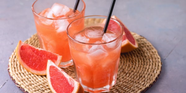 O-que-é-calorimetria-e-conceito-de-calor-imagem-de-copos-com-suco-gelo-e-canudo-em-cima-de-ma-base
