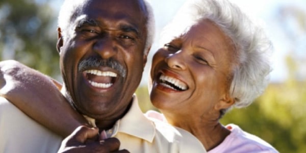 casal-de-idosos-negros-sorrindo-idosos-e-imunsuprimidos-são-grupo-de-risco-da-pneumonia
