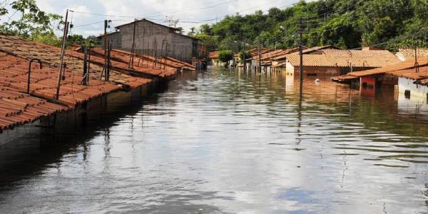 fotografia-de-uma-enchente-que-acometeu-uma-rua-e-eatingiu-a-altura-do-teto-das-casas-é-um-possível-foco-de-leptospirose