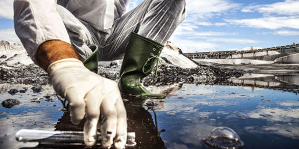cientista-coletando-amostra-de-agua-na-beira-de-um-lago-ou-rio-para-biorremediação-in-situ