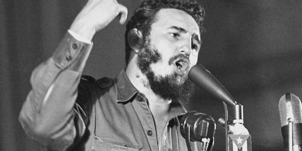 Fidel-Castro-no-Poder-fazendo-discurso-em-microfone-e-gesticulando-com-a-mão