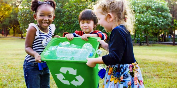 Medidas-individuais-de-conservação-ou-prevenção-ambiental-crianças-carregando-um-lixo-de-coleta-seletiva-reciclaveis
