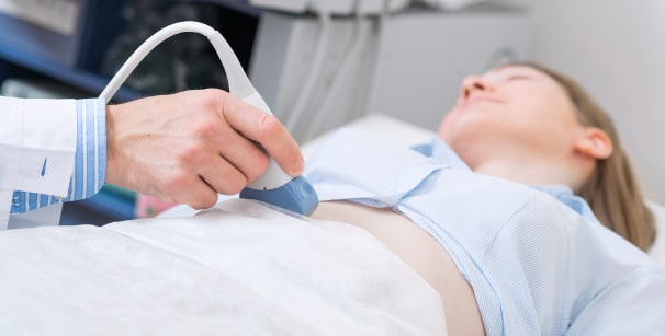 Ultrassonografia-grávida-mulher-fazendo-ultrassom-nos-estágios-inicias-da-gravidez-barriga-pequena