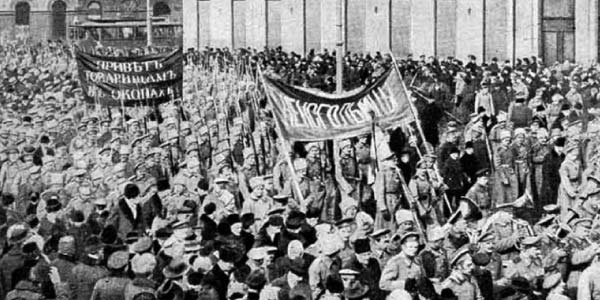 sovietes-marchando-na-rua