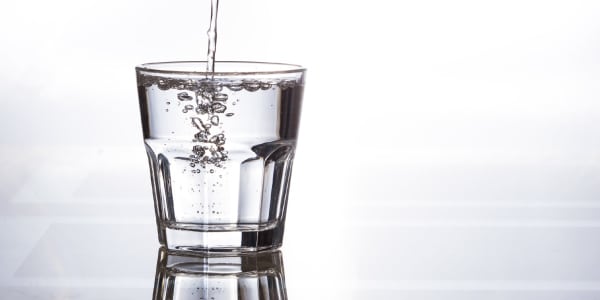 agua-sendo-derramada-dentro-de-um-copo-volume-e-capacidade-de-solidos-geoemtricos-ou-corpos-geometricos
