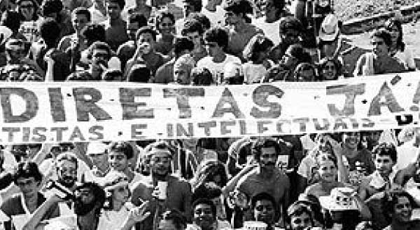 imagem-fotografia-preta-e-branco-do-movimento-ou-manifestaçao-diretas-ja-na-epoca-da-redemocratizaçao-do-brasil-pedindo-pelo-direito-ao-voto-no-brasil-pos-ditadura-militar-em-1974