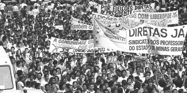 foto-de-manifestaçao-do-movimento-diretas-ja-pelo-voto-direto-no-brasil-apos-a-ditadura
