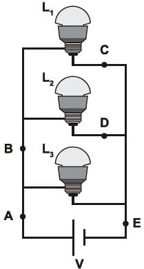 enem 2016 Tres lampadas identicas foram ligadas no circuito esquematizado. A bateria apresenta resistencia interna desprezível, e os fios possuem resistencia nula.